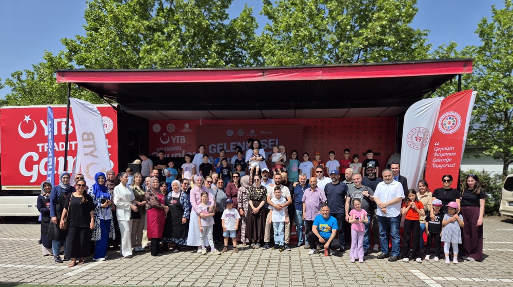 YTB’NİN GELENEKSEL OYUNLAR TIRI NÜRNBERG’DE GENÇLERLE BULUŞTU